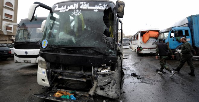 Autobús dañado por el atentado suicida de Damasco. REUTERS/ Omar Sanadiki
