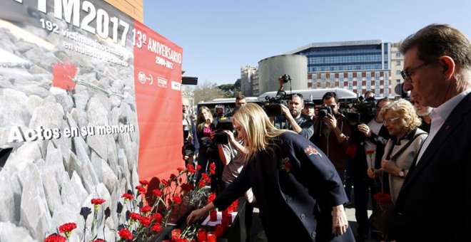 La presidenta de la Comunidad de Madrid, Cristina Cifuentes y la alcaldesa, Manuela Carmena en el homenaje a las víctimas del 11M. EFE/Sergio Barrenechea