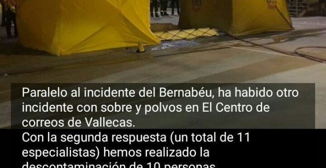 Operativo del Samur en el centro de Correos en Vallecas, donde una carta con una bala y polvo dirigida a Manuela Carmena desató la alarma. / @MAREAPOSTAL
