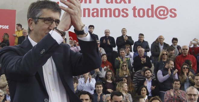 El aspirante a secretario general del PSOE Patxi López aplaude durante el acto celebrado hoy en la localidad madrileña de Getafe. EFE