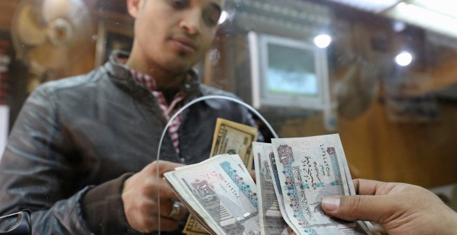 Un hombre cambia dólares por libras egipcias en una oficina de  cambio de moneda en el centro de El Cairo. REUTERS/Mohamed Abd El Ghany