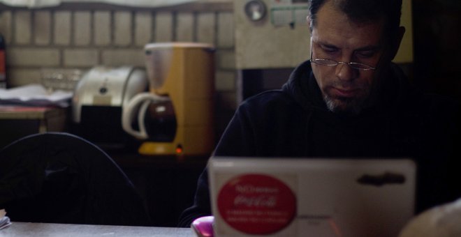 Juan Carlos Asenjo, portavoz del campamento de trabajadores de Coca-Cola en Fuenlabrada y miembro del comité de empresa, trabaja en el interior de la cabaña que motaron a las puertas de la antigua embotelladora. -JAIRO VARGAS