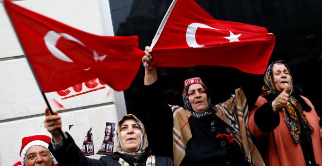 Manifestantes turcos ante la Embajada holandesa en Estambul. REUTERS/Murad Sezer
