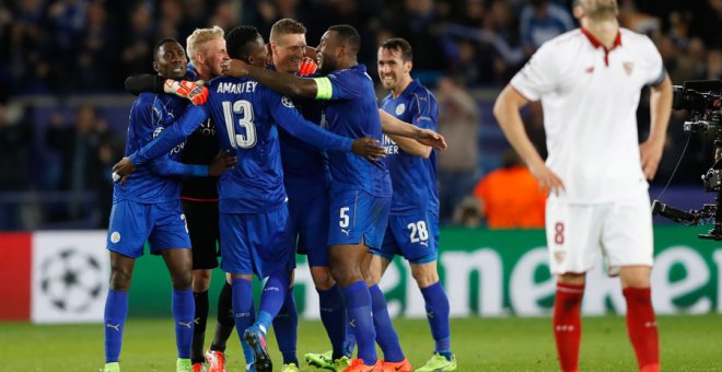 Los jugadores del Leicester celebran la clasificación ante el Sevilla. Reuters / Carl Recine