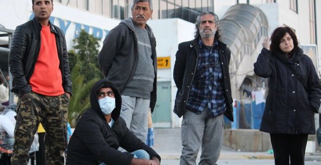 Refugiados afganos delante de la terminal de llegadas