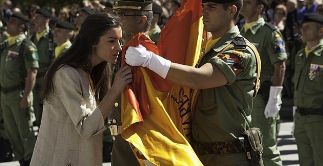 Imagen de archivo de una jura de bandera de civiles. EFE