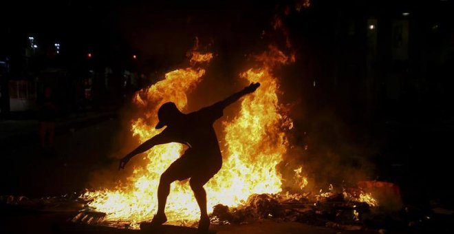 Un joven cruza en un patinete durante una manifestación en Río de Janeiro contra la reforma del régimen de jubilaciones propuesta por el presidente Michel Temer. | EFE