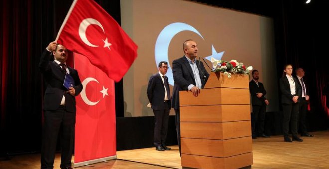 Mevlüt Çavusoglu, ministro de exteriores turco, en un mitin en la ciudad de Metz el pasado 12 de marzo. | EFE