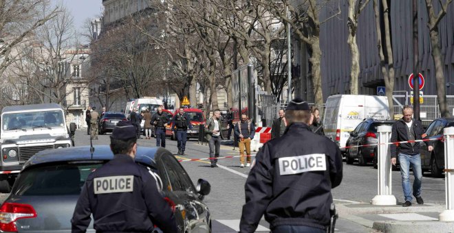 Policía en las aueras de las oficinas del Fondo Monetario Internacional (FMI) donde estalló un sobre en París, Francia,  REUTERS / Philippe Wojazer
