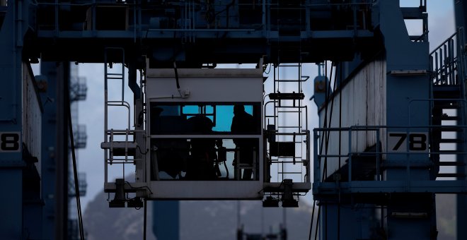 Un estibador en la cabina de una de las grúas de la terminal de carga del puerto de Algeciras. REUTERS/Jon Nazca