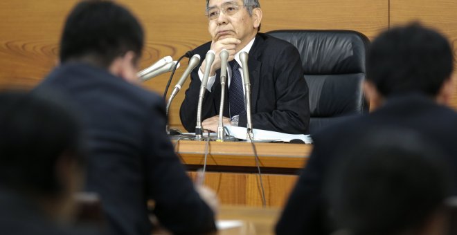 El gobernador del Banco de Japón, Haruhiko Kuroda, en una rueda de prensa tras una reunión sobre políticas monetarias en Tokio (Japón). EFE/Kimimasa Mayama