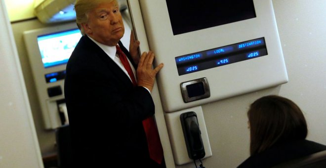 Trump, en el Air Force One en la madrugada del miércoles al jueves. REUTERS/Jonathan Ernst