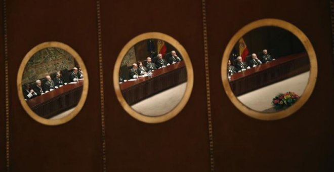 Vista a través de las ventanas de la sala del Tribunal Constitucional del acto de toma de posesión de los cuatro nuevos magistrados.EFE/Javier Lizón