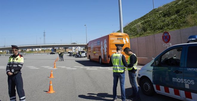 Los Mossos d'Esquadra han inmovilizado en el peaje de la AP-7 en Martorell (Barcelona) y retirarán de la vía pública el autobús transfóbico de la plataforma ultracatólica Hazte Oír.EFE/Alejandro García