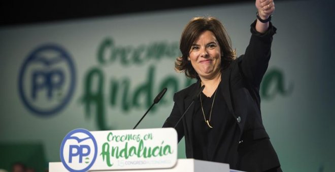 La vicepresidenta del Gobierno, Soraya Sáenz de Santamaría, durante su intervencion durante el XV Congreso Regional del PP andaluz que se celebra en el Palacio de Ferias y Congresos de Málaga. EFE/Carlos Díaz