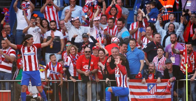 Antoine Griezmann celebra su gol con Filipe Luis. REUTERS/Susana Vera