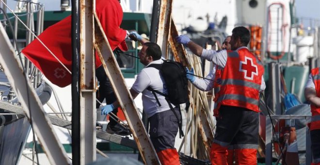 Llegada al puerto de Almería de los 34 inmigrantes de origen subsahariano que fueron rescatados de una patera interceptada a 7,5 millas náuticas de la isla de Alborán. EFE/Carlos Barba