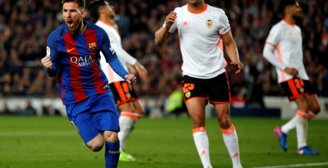 Leo Messi celebra su segundo gol contra el Valencia.- REUTERS / JUAN MEDINA