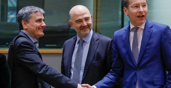 El ministro de finanzas griego Euclid Tsakalotos, junto al Comisario europeo de Economía y Finanzas, Pierre Moscovici junto al presidente del Eurogrupo, Jeroen Dijsselbloem en una reunión de ministros de finanzas en Bruselas.REUTERS/Yves Herman