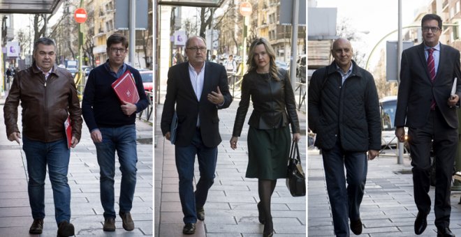 De izquierda a derecha, el representante de Pedro Sánchez, el secretario de Organización de los socialistas navarros Santos Cerdán; los de Susana Díaz, el secretario de Organización del PSOE andaluz, Juan Cornejo, y su homóloga aragonesa, Pilar Alegría; y