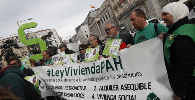 Algunos de los representantes de la Plataforma de Afectados por la Hipoteca (PAH) que se han concentrado frente al Congreso. - EFE