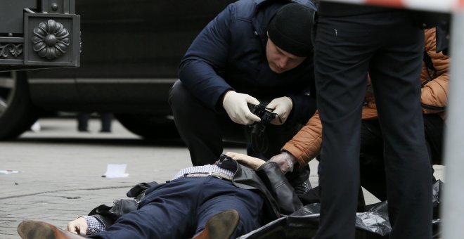 Los investigadores analizan el cadáver de Duma Voronenkov en Kiev . REUTERS