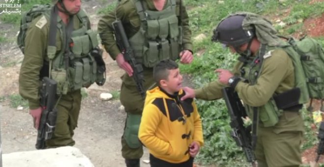 Un niño palestino de 8 años, llevado por soldados israelíes de casa en casa para delatar a quien tira piedras