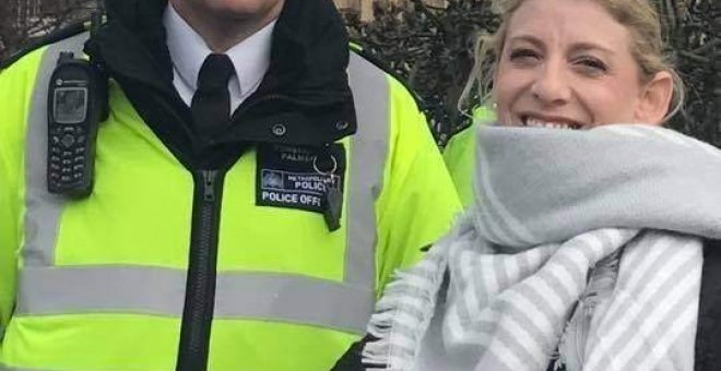 La última fotografía de Keith Palmer con una turista, momentos previos a su muerte a manos del terrorista de Londres.