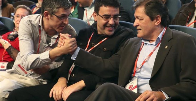 El presidente de la gestora del PSOE, Javier Fernández, y Eduardo Madina se estrechan la mano.EFE/ Chema Moya