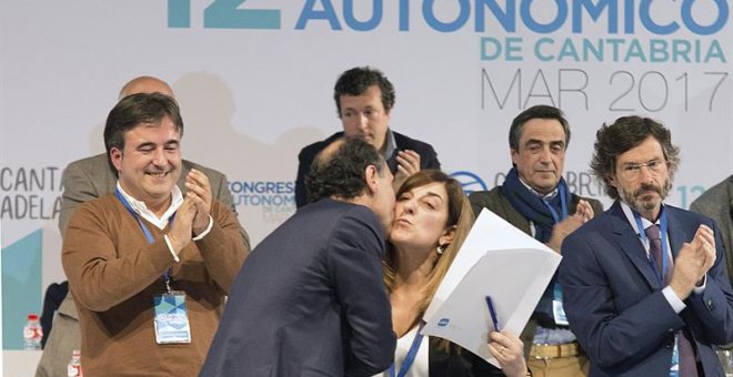 El presidente del PP Cántabro, Ignacio Diego (i), saluda a la otra candidata a la Presidencia y actual secretaria general, María José Sáenz de Buruaga (d), tras su intervención en el 12 congreso del partido en Cantabria. Los 975 compromisarios del 12 Cong