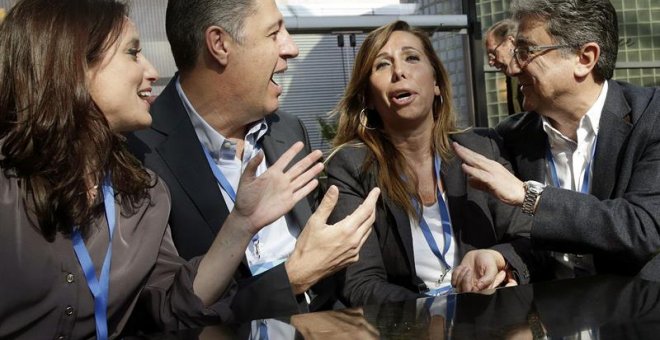 El candidato a la presidencia del PPC, Xavier García Albiol, junto a la actual presidenta del partido, Alicia Sánchez Camacho (2d), la vicesecrretaria nacional del PP, Andrea Levy (i), y el delegado del Gobierno en Cataluña, Enric MIllo (d), durante la pr