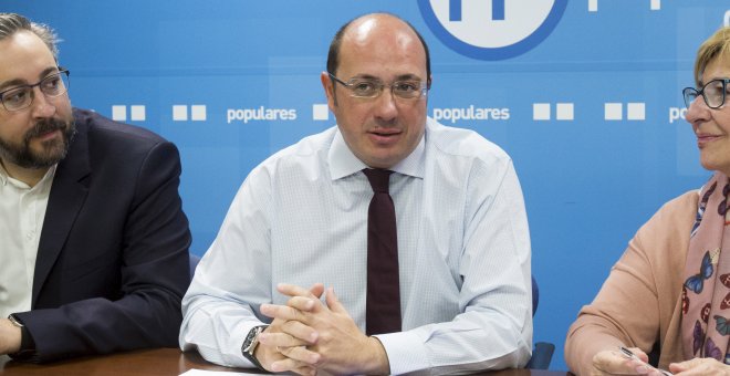 El presidente de Murcia, Pedro Antonio Sánchez, junto a la secretaria general del Partido Popular en la región, Maruja Pelegrín, y el portavoz del grupo popular en la Asamblea Regional, Víctor Martínez, durante la primera reunión del comité ejecutivo del