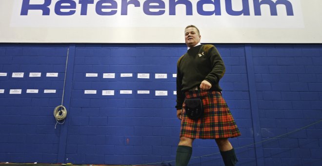 Fotografía del 18 de septiembre de 2014 que muestra a un escocés con el traje tradicional en el recinto Royal Highland durante el referéndum de Escocia en Edimburgo, Reino Unido. EFE/Andy Rain