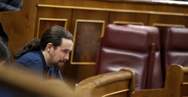 El secretario general de Podemos, Pablo Iglesias, a su escaño durante el pleno del Congreso. EFE/Javier Lizón