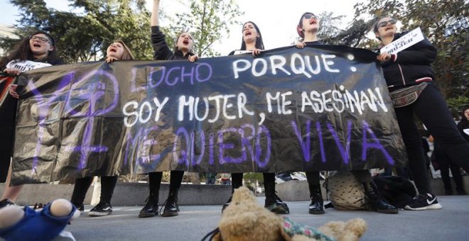 Varias personas de la Asociación Ve-la Luz se concentran en la Plaza de las Cortes, en las inmediaciones del Congreso de los Diputados, donde comparecía su presidenta, Gloria Vázquez, ante la Subcomisión para el Pacto de Estado en materia de Violencia de