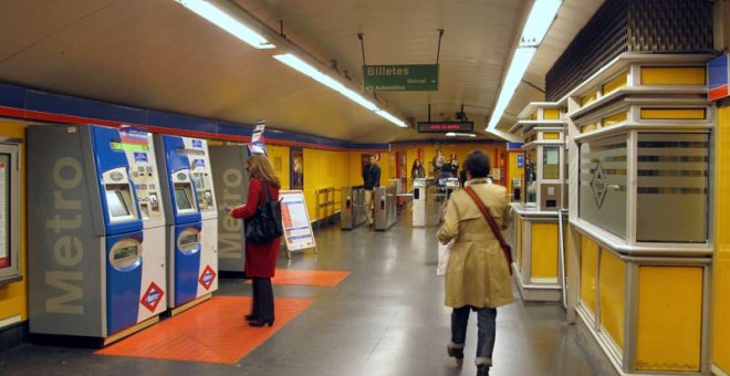 Unas máquinas expendedoras frente a unas taquillas en una estación de Metro de Madrid.