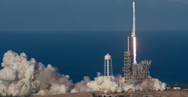 Imagen del cohete Falcon 9 al ser lanzado / TWITTER