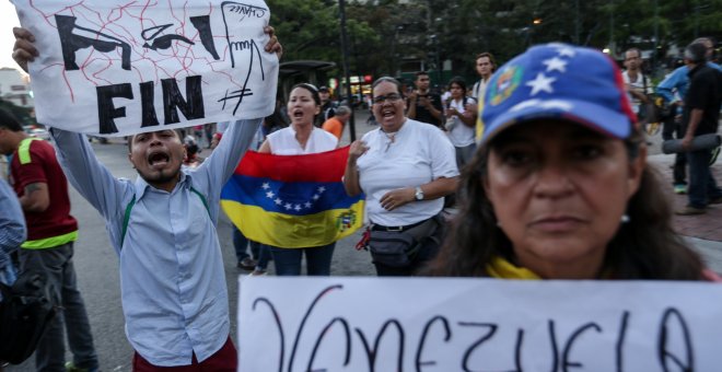 Venezolanos salieron hoy, viernes 31 de marzo de 2017, a protestar en contra del Tribunal Supremo de Justicia (TSJ), en Caracas (Venezuela). Caracas fue hoy escenario de dos pequeñas protestas en contra de la decisión del Tribunal Supremo de Justicia (TSJ