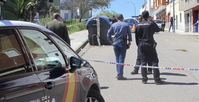 Precinto policial en el lugar donde un hombre ha sido asesinado de un tiro en una calle del barrio de Cerro de Reyes, de Badajoz. EFE/José Luis Real