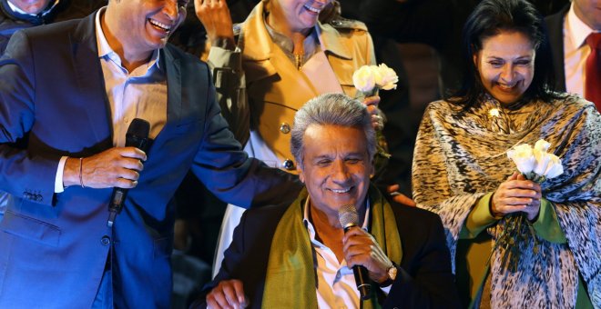 El candidato oficialista Lenín Moreno junto al presidente Rafael Correa celebra su victoria en las elecciones de Ecuador./REUTERS