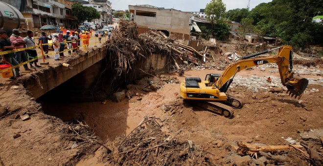 Una excavadora trabaja en medio de un lodazal en la ciudad colombiana de Mocoa, arrasada por las lluvias. /REUTERS