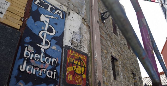 Un graffiti representa el logo del grupo terrorista ETA en un pueblo del País Vasco, Bermeo.ANDER GILLENEA / AFP