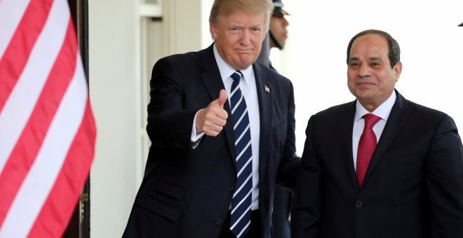 Donald Trump junto al presidente egipcio Abdel Fattah al-Sisi, ayer en la Casa Blanca. /REUTERS