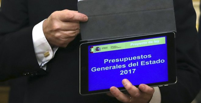 El ministro de Hacienda, Cristóbal Montoro, ha entregado a la presidenta del Congreso, Ana Pastor, el proyecto de Presupuestos Generales del Estado para 2017. EFE/J. J. Guillén