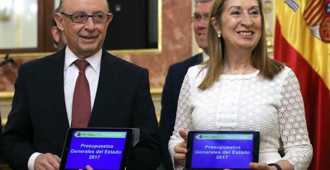 El ministro de Hacienda, Cristóbal Montoro, ha entregado hoy a la presidenta del Congreso, Ana Pastor, el proyecto de Presupuestos Generales del Estado para 2017 / EFE