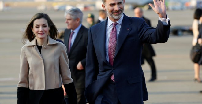 Los reyes Felipey Letizia a su llegada al aeropuerto Haneda de Tokio, en su visita oficial a Japón. REUTERS/Toru Hanai