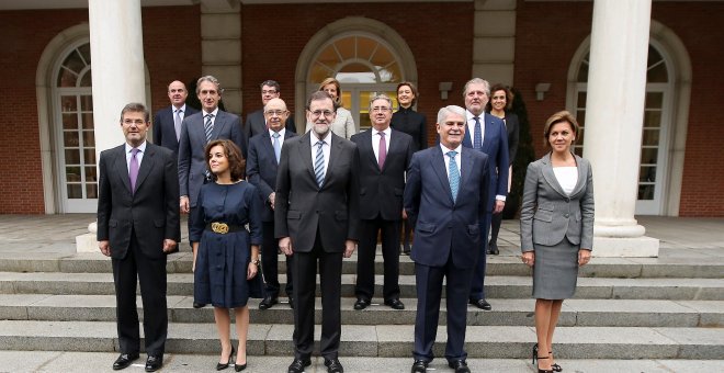 Foto de familia de los miembros del Gobierno en el Palacio de la Moncloa. REUTERS