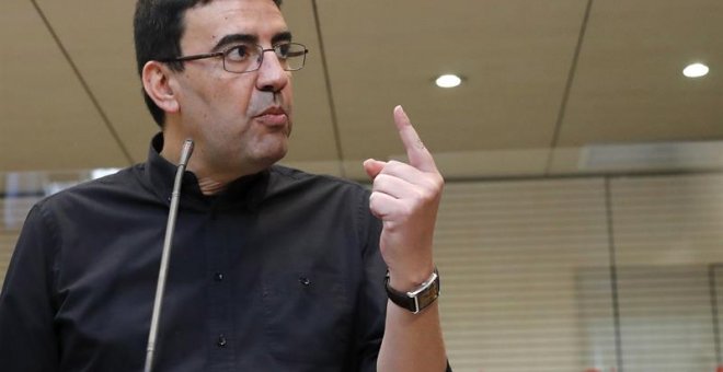 El portavoz y responsable de Comunicación y Organización de la Comisión Gestora, Mario Jiménez, al término de la reunión que el Comité Federal del PSOE celebrado en la sede de Ferraz, en Madrid. EFE/Juan Carlos Hidalgo