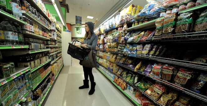 Una mujer en un supermercado de alimentación. EFE (Archivo)