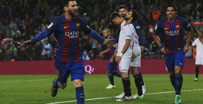 Messi celebra uno de sus dos goles al Sevilla. | EFE